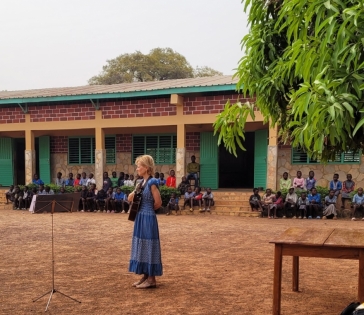 Christine Helya chante à l’orphelinat 